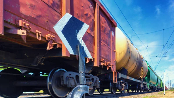 The freight train rushes past the arrow — Stock Photo, Image