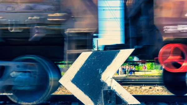 Le train de marchandises se précipite devant les gens — Photo