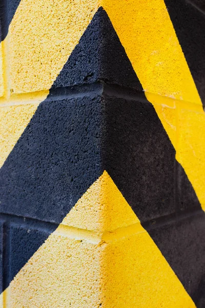 Sarı ve siyah çizgili duvar