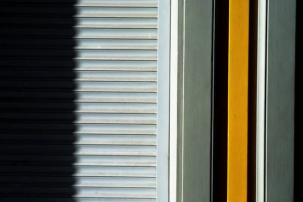 Lijnen van de blinds op de muur — Stockfoto