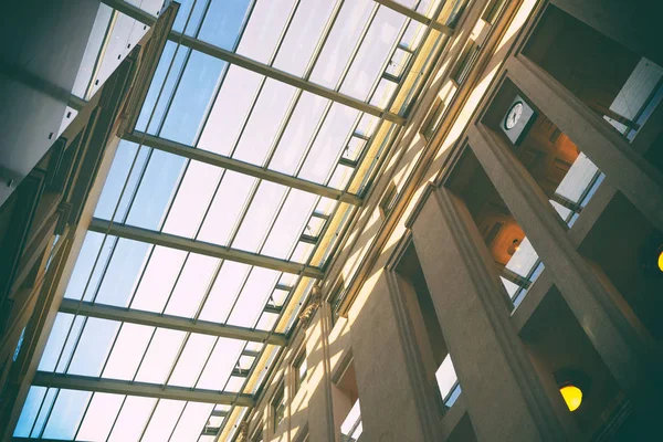 Transparentes Dach eines modernen Gebäudes — Stockfoto