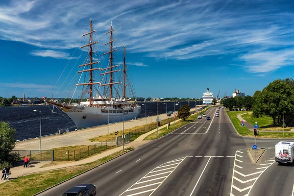 Nave de tres mástiles en el puerto de Riga — Foto de Stock