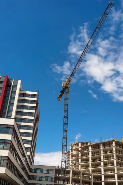 Guindaste e canteiro de obras de construção ao pôr do sol — Fotografia de Stock