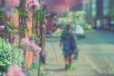 Sokak çiçekler ile dekoratif dekorasyon ile