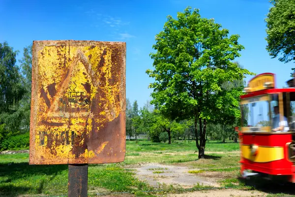 Oldtimer-Warnschild vor der Straßenbahn — Stockfoto