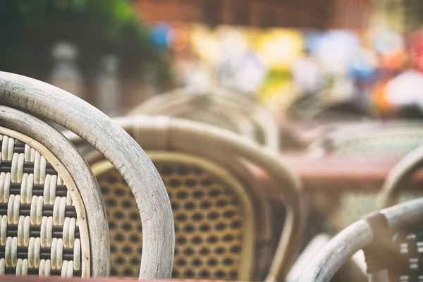 夏のカフェで籐の椅子 — ストック写真