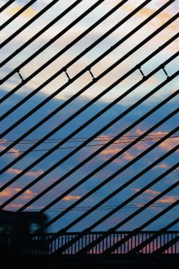 Gün batımında askılı köprünün dizeleri