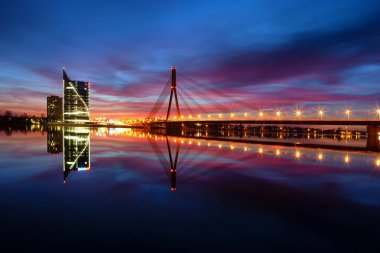 Günbatımı Riga'da Daugava Nehri üzerinde