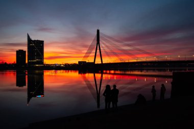 Riga'da Daugava Nehri köprüde gün batımında