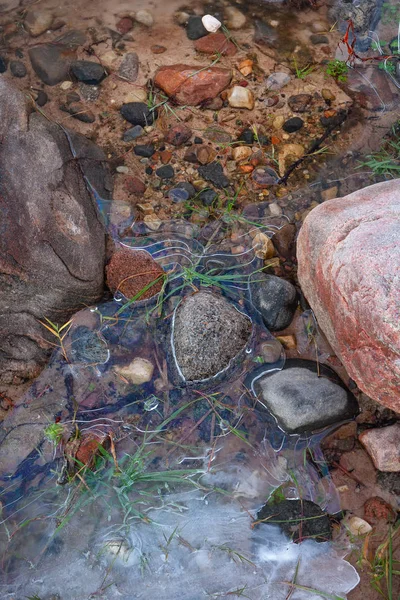 Piedra en el hielo en una playa de arena — Foto de Stock