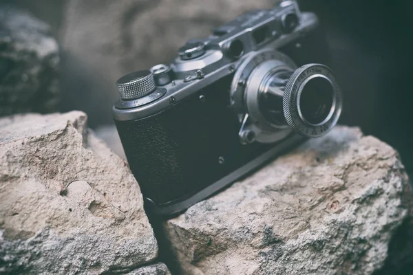 Oldtimer-Kamera steht auf Steinen — Stockfoto