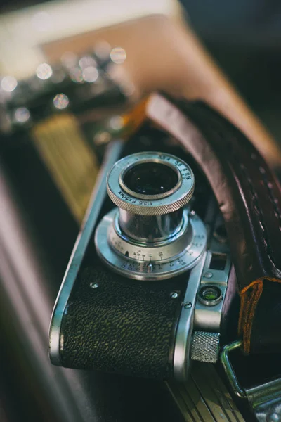 Vintage-Kamera mit Chromdetails — Stockfoto