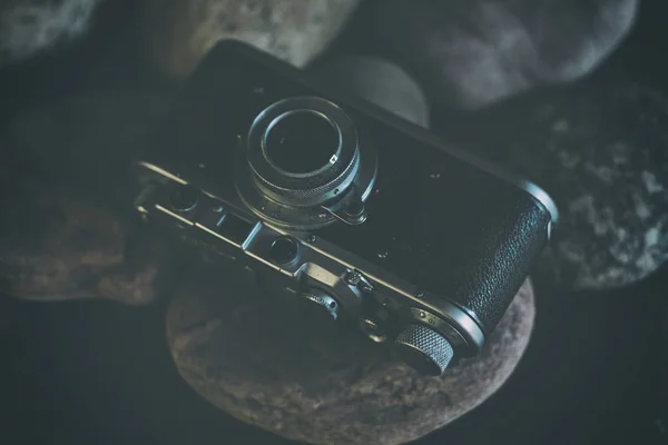 Oldtimer-Kamera steht auf Steinen — Stockfoto