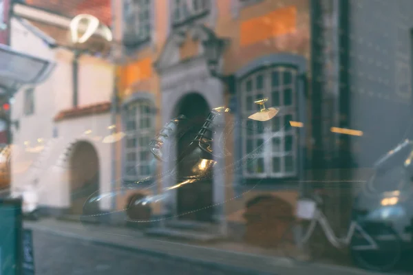 Reflection of the city in the glass of the shoe store — Stock Photo, Image