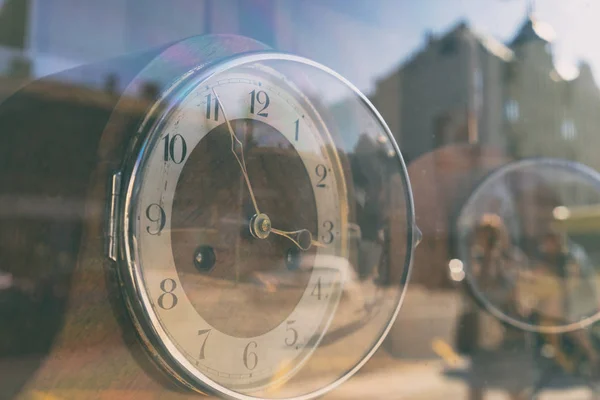 Abstrakt refleksjon av bylivet i timer – stockfoto