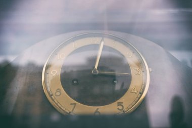 Şehir hayatı soyut yansıma saat içinde