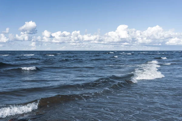 Wellen auf der Ostsee im Sommer — Stockfoto