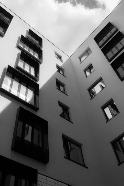 A geometria das janelas na fachada — Fotografia de Stock