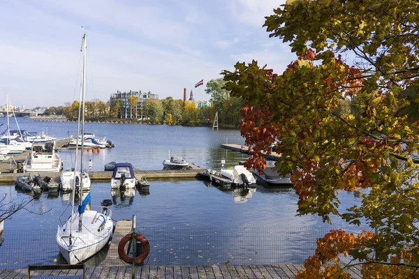 Bateaux dans le port de Riga en automne — Photo