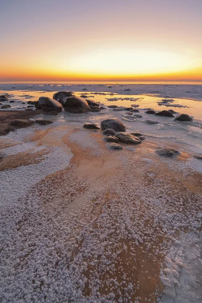 Море заморожено на песчаном пляже — стоковое фото