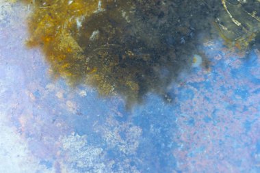 Boya varil kapağı üzerinde su