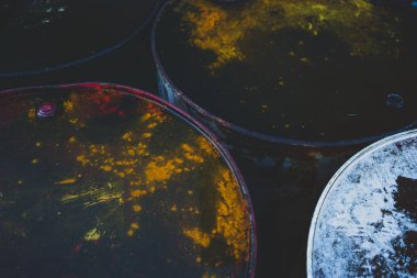 Eski yuvarlak varil üzerinde su