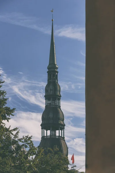 Spire med en tupp av St. Peters katedralen i Riga — Stockfoto