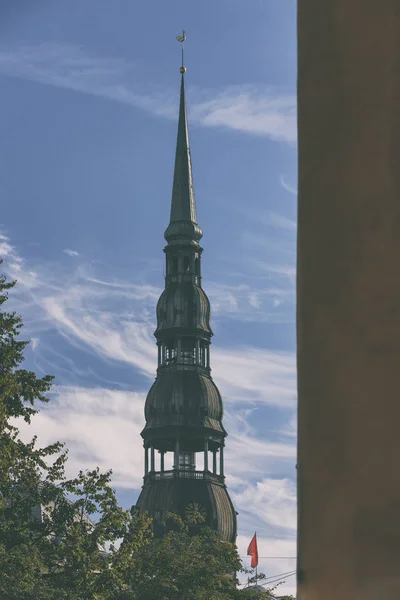 Vela con un gallo de la Catedral de San Pedro en Riga — Foto de Stock