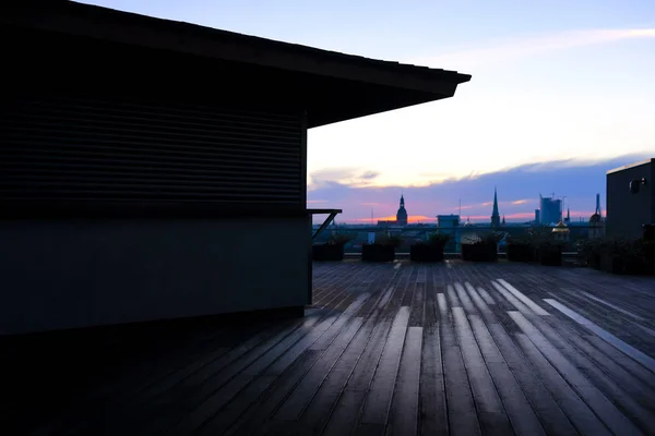 从里加老城的屋顶露台上欣赏风景 — 图库照片