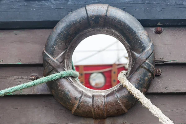 Канаты и отверстие в боковой части корабля — стоковое фото
