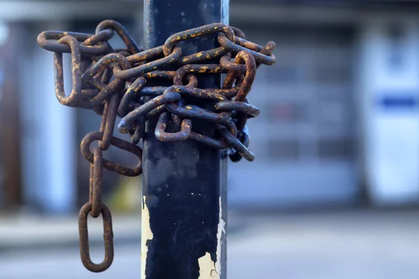 Rusty chain on a pole — Stock Photo, Image