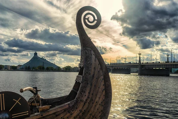 Trä vintage båt på floden i Riga — Stockfoto