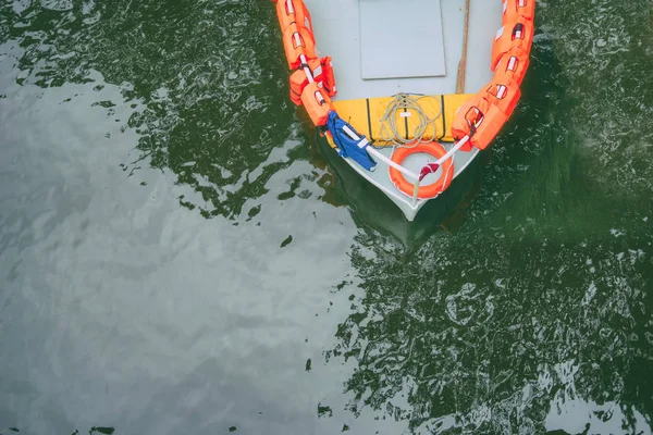 Båt med livbåtar på vattnet — Stockfoto