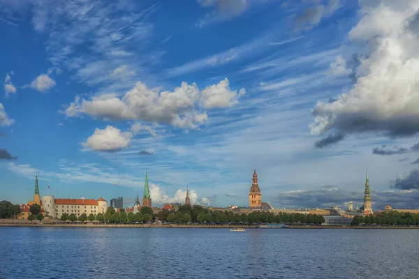 Riga nasyp w letni dzień — Zdjęcie stockowe
