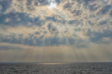 Güneş ışınları Baltık Denizi ve dalgalar üzerinde kabartma Bulutların arasından ile