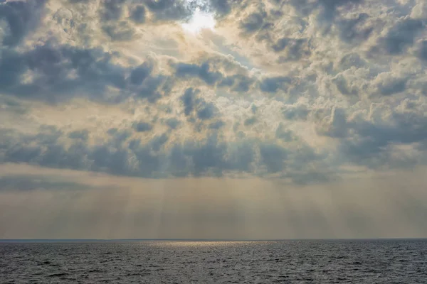 Sonne Mit Strahlen Durch Die Reliefwolken Über Ostsee Und Wellen — Stockfoto