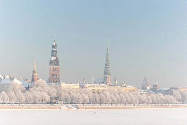 Die Hauptstadt Lettlands ist die Stadt Riga im Schnee — Stockfoto