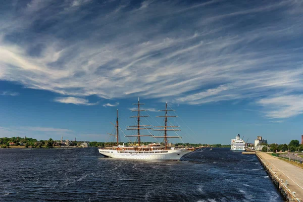美しい雲の日当たりの良い夏の日にリガのダウガヴァ川を航行する 本マストの帆船の操縦 — ストック写真
