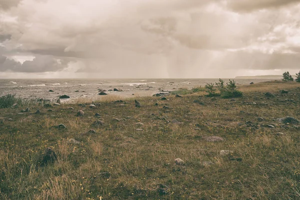 高波罗的海海岸与岩石在北部在强风 — 图库照片