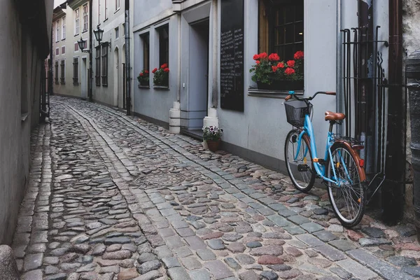 Een Fiets Geparkeerd Een Cafe Met Bloemen Oude Smalle Stenen — Stockfoto