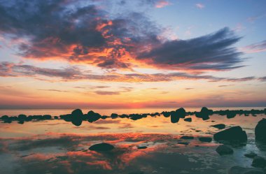 Baltık Denizi ufuk bulutlar sudaki yansıması ile güneş ayarlar