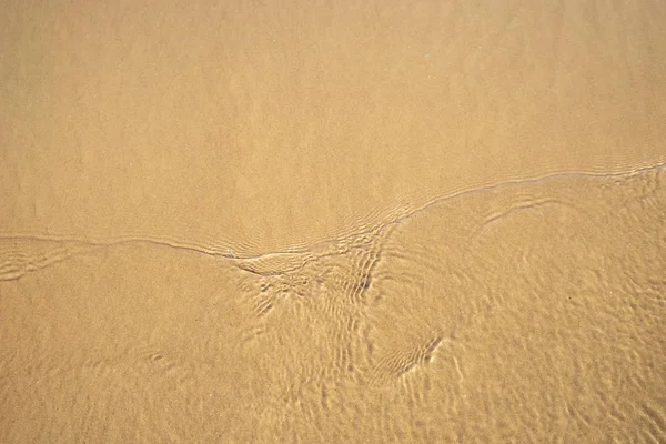 Ola de mar en la playa de arena del Báltico — Foto de Stock