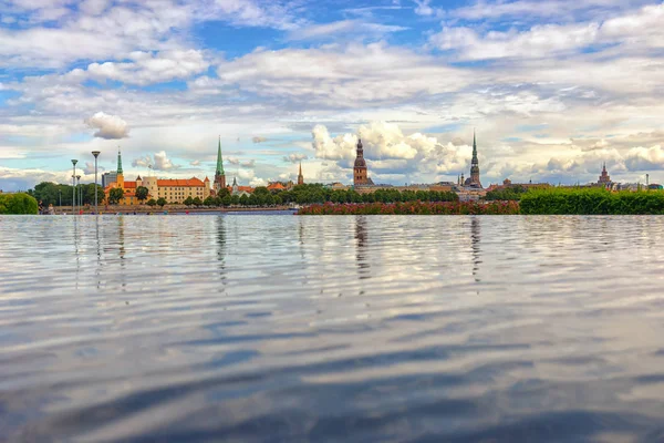 Panorama Riga pe malul râului Daugava — Fotografie, imagine de stoc