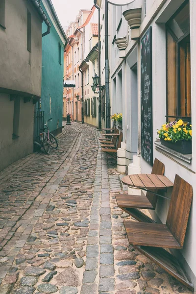 Calle en Old Riga con una cafetería y una bicicleta — Foto de Stock