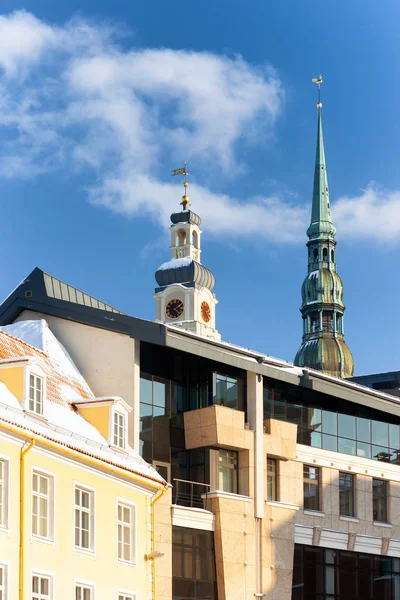 A városháza és a Peters katedrális Rigában a spiers — Stock Fotó