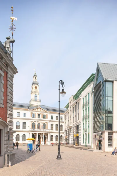 Városháza tér kora tavasszal Rigában — Stock Fotó