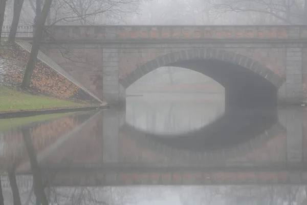Ponte sul canale cittadino di Riga in autunno — Foto Stock