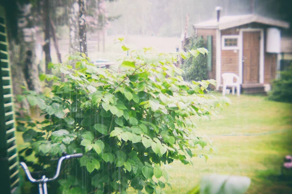 夏天在乡下的房子上下雨 — 图库照片