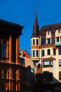 Gün batımında Eylül Riga'da merkezi kubbe meydanında eski binalar