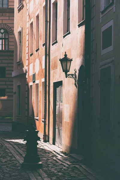 Luz Sombras Las Fachadas Casas Antiguas Con Farolillos Una Calle — Foto de Stock